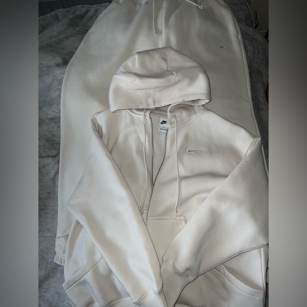 Nike Sportswear Phoenix Fleece
Women's Oversized Full-Zip Hoodie and Jogger Set